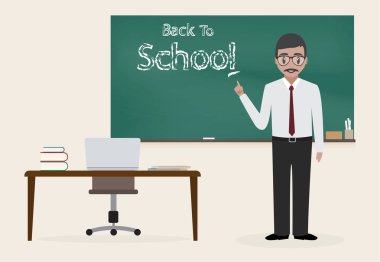 Erkek öğretmen ve okul metne arkasında kara tahta sınıfta 