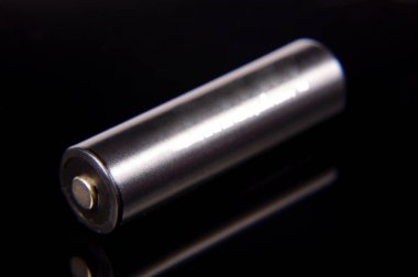 Siyah arka plan üzerine izole şarj edilebilir Nimh Aa pil