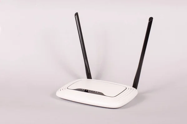 WiFi router izolované na šedém pozadí — Stock fotografie