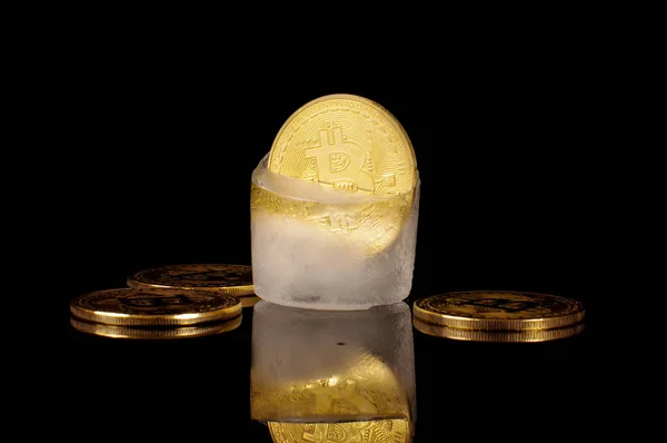 Goldener Bitcoin als Konzept der Beschränkungen im Eis eingefroren — Stockfoto