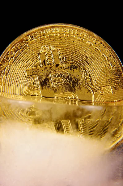 Bitcoin dourado congelado no gelo como um conceito de restrições — Fotografia de Stock