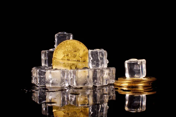 Bitcoin dorado congelado en el hielo como concepto de restricciones —  Fotos de Stock