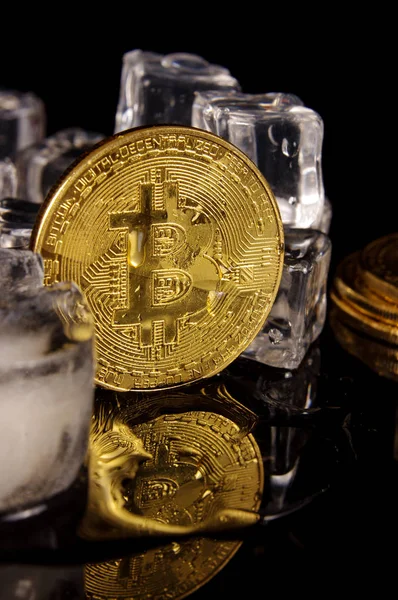 Bitcoin rodeado de cubitos de hielo como concepto de restricción —  Fotos de Stock