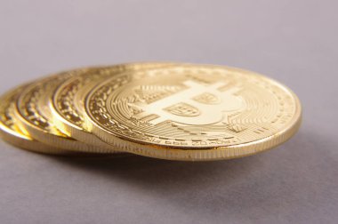 Altın sikke üzerinde t izole Bitcoin Kripto para birimi sembolü olarak