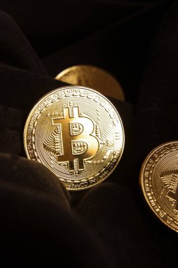 Siyah kumaş üzerine altın Bitcoin sikkelerin yakın çekim