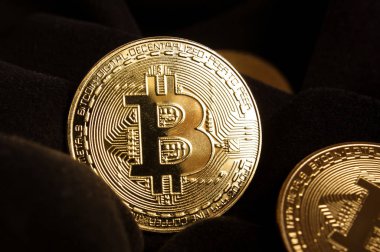 Siyah kumaş üzerine altın Bitcoin sikkelerin yakın çekim