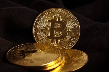 Siyah kumaş üzerine altın Bitcoin sikkelerin yakın çekim
