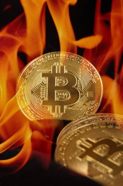 Bitcoin paraları Bitcoin kazasında bir kavram olarak alevler içinde
