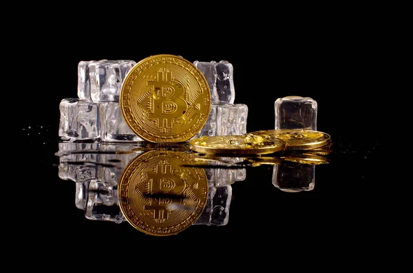 Νόμισμα Bitcoin περιβάλλεται από παγάκια ως έννοια του περιορισμού — Φωτογραφία Αρχείου