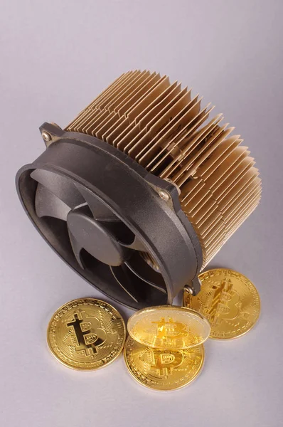 Bitcoin miner και χρυσά νομίσματα συμβολική Bitcoin — Φωτογραφία Αρχείου