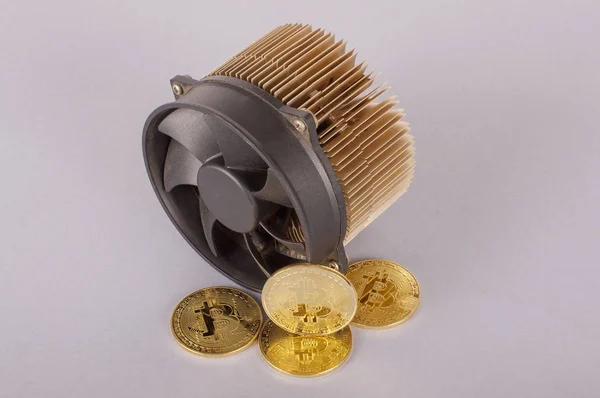 Bitcoin Miner und goldene symbolische Bitcoin Coins — Stockfoto