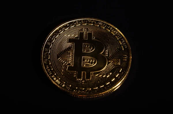Συμβολική χρυσό νόμισμα Bitcoin γυαλίσματος για το σκοτεινό φόντο — Φωτογραφία Αρχείου