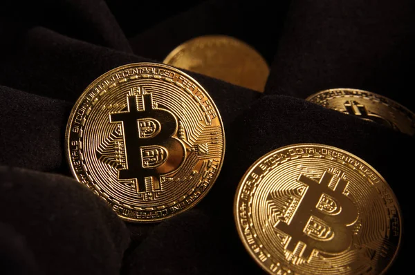 Siyah kumaş üzerine altın Bitcoin sikkelerin yakın çekim