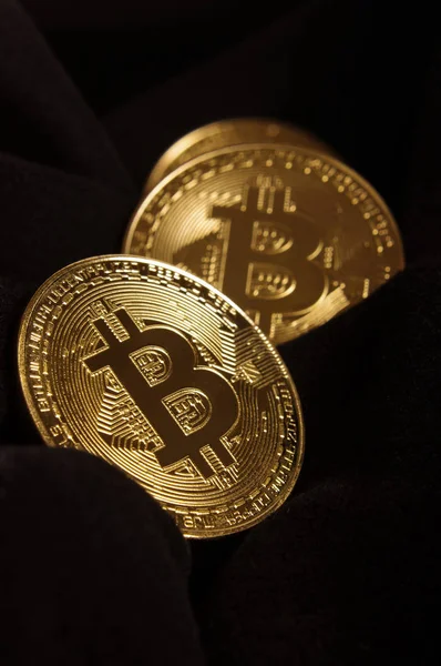Κοντινό πλάνο των χρυσών νομισμάτων Bitcoin στο μαύρο ύφασμα — Φωτογραφία Αρχείου
