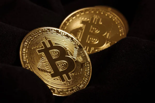 Κοντινό πλάνο των χρυσών νομισμάτων Bitcoin στο μαύρο ύφασμα — Φωτογραφία Αρχείου