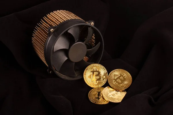 Bitcoin εξόρυξης συσκευή και κάποια χρυσά νομίσματα ως κέρδος ή minin — Φωτογραφία Αρχείου