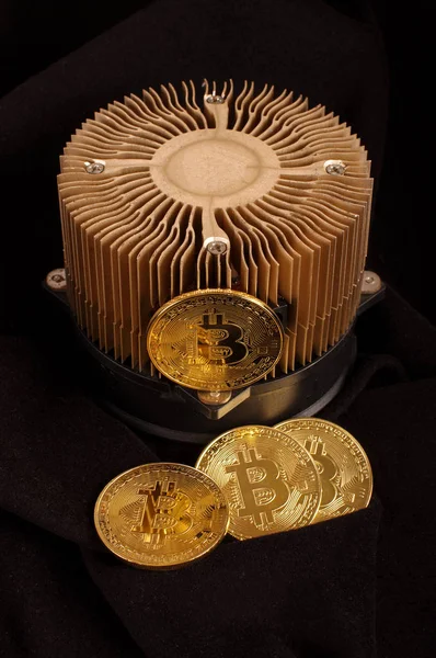 Bitcoin εξόρυξης συσκευή και κάποια χρυσά νομίσματα ως κέρδος ή minin — Φωτογραφία Αρχείου