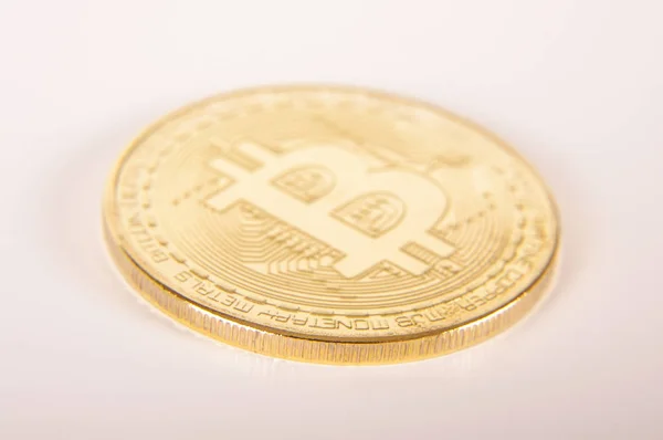 Χρυσό κέρμα ως σύμβολο της crypto νόμισμα Bitcoin που απομονώνονται σε t — Φωτογραφία Αρχείου
