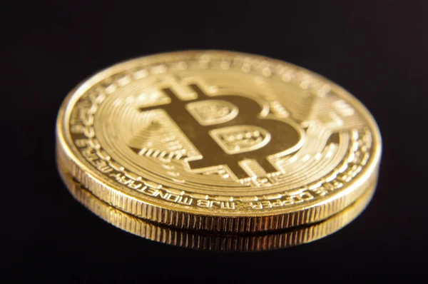 Χρυσό κέρμα ως σύμβολο της crypto νόμισμα Bitcoin που απομονώνονται σε t — Φωτογραφία Αρχείου