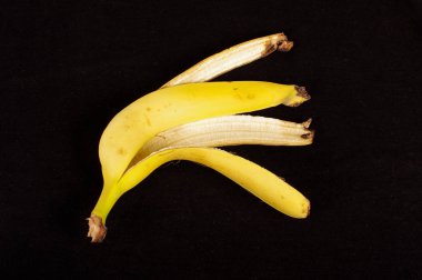 Muz kabuğu siyah arka plan üzerine izole