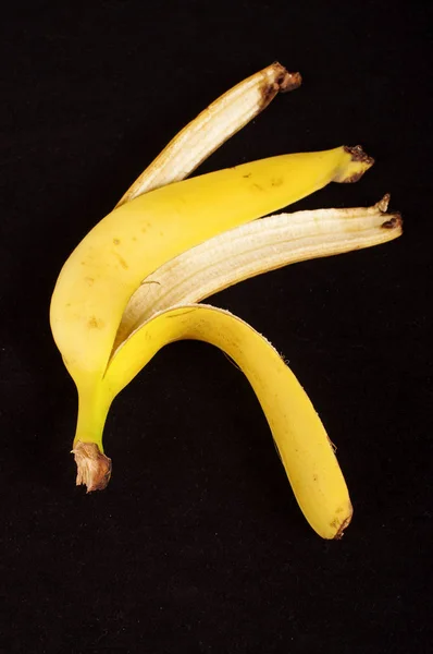 검은 배경에 고립 된 바나나 껍질 — 스톡 사진