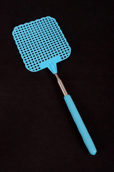 Fly swatter isolato sullo sfondo nero — Foto Stock