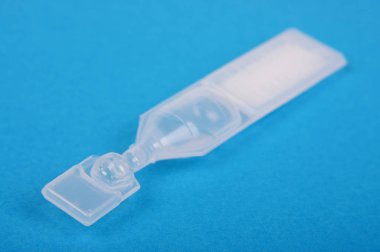 Mavi arka plan üzerinde izole göz bakımı için suni gözyaşları