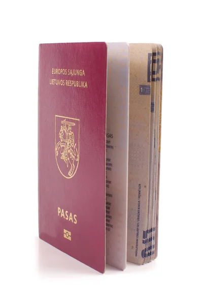 Литовский паспорт на белом фоне — стоковое фото