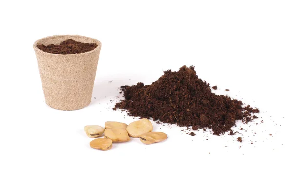 Концепция аргикультуры: семена, груды почвы и торфяные котлы — стоковое фото