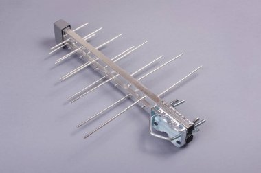 Günlük periyodik anten gri arka plan üzerinde izole Uhf tv için
