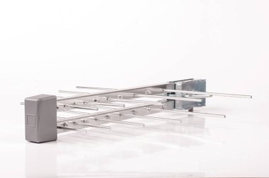 Beyaz arka plan üzerinde izole Uhf tv için günlük periyodik anten