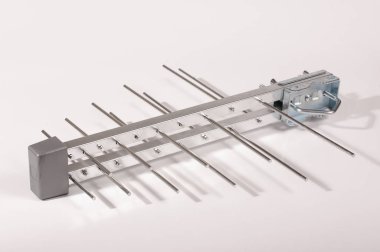 Beyaz arka plan üzerinde izole Uhf tv için günlük periyodik anten