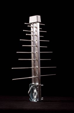 Siyah arka plan üzerine izole Uhf tv için günlük periyodik anten
