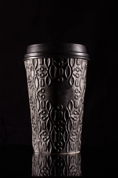Svart modern engångspappersprodukter kaffe kopp med plastlock isolat — Stockfoto