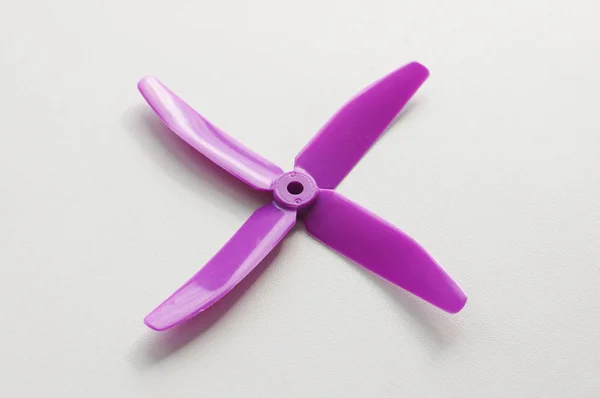 Пропеллер пурпурного цвета изолирован на белом фоне — стоковое фото