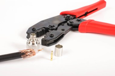 Eş eksenli kablo sonlandırma aletleri ve aksesuarları üzerinde izole 