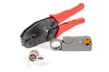 Eş eksenli kablo sonlandırma aletleri ve aksesuarları üzerinde izole 