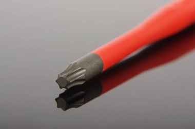 Torx tornavida ucu makro yakın çekim üzerinde siyah reflec izole
