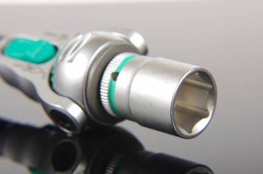 Üzerinde siyah yansıtıcı bac izole alyan kafa yakın çekim