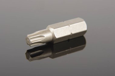 Torx tornavida bit siyah yansıtıcı arka plan üzerinde izole