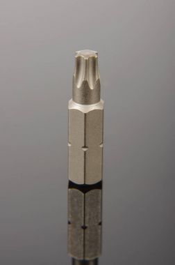 Torx tornavida bit siyah yansıtıcı arka plan üzerinde izole