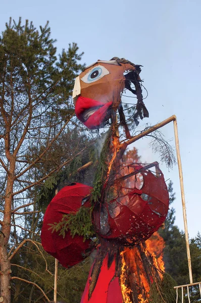 Další panenka tradiční Litevský symbol zimy v plamenech — Stock fotografie