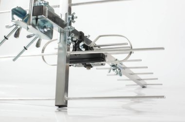 Beyaz arka plan üzerinde izole Uhf tv için yagi Uda anten
