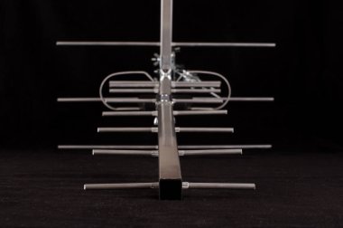 Yagi Uda anten siyah arka plan üzerine izole Uhf tv için