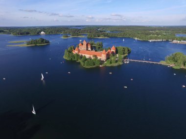 Trakai ada kale ve Gölü Galve, Litvanya'nın havadan görünümü.
