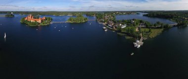 Trakai ada kale ve Gölü Galve, Litvanya'nın havadan görünümü.
