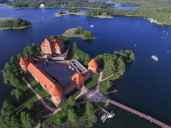 Castillo de la isla de Trakai en Trakai, Lituania. Vista aérea . — Foto de Stock
