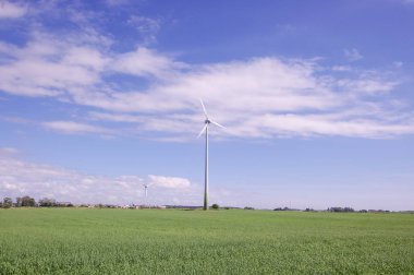 Doğa ile çevrili rüzgar türbini