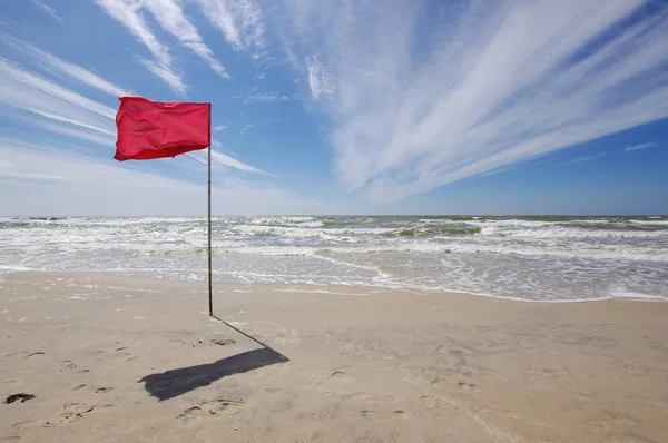 Bandeira vermelha na proibição de banhos de praia — Fotografia de Stock