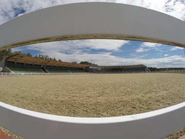 Prienai Litvanya için boş Hipodrom görünümü Armoni Park çit ile kapalı